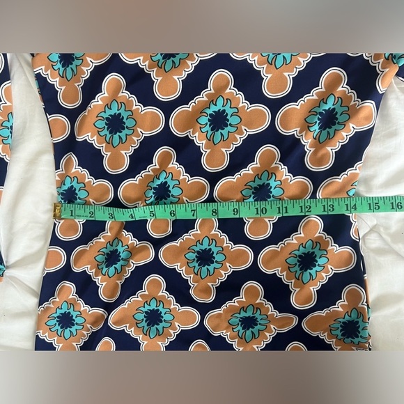 Tracy Negosian Spring Sheath Dress with Sleek Sleeves - Picture 4 of 10